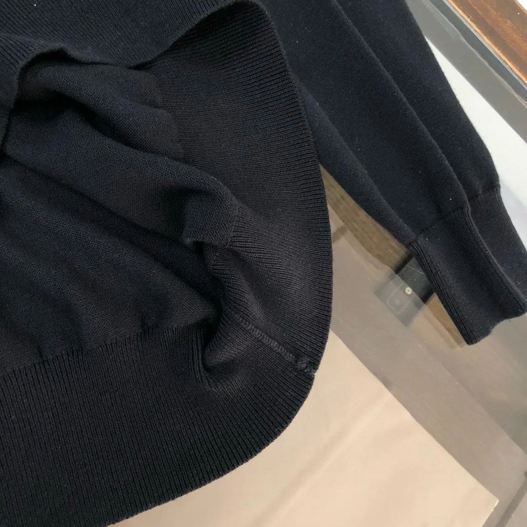 P110，〖 𝐌𝐎𝐍𝐂𝐋𝐄𝐑~ 〗💥 New Arrival ～ Classic 。 ， ， ， ， ， 。 ， Versatile Hot Sale✨✨ ！ ！ ：Black White Size：M L XL XXL 3XL( 200 )